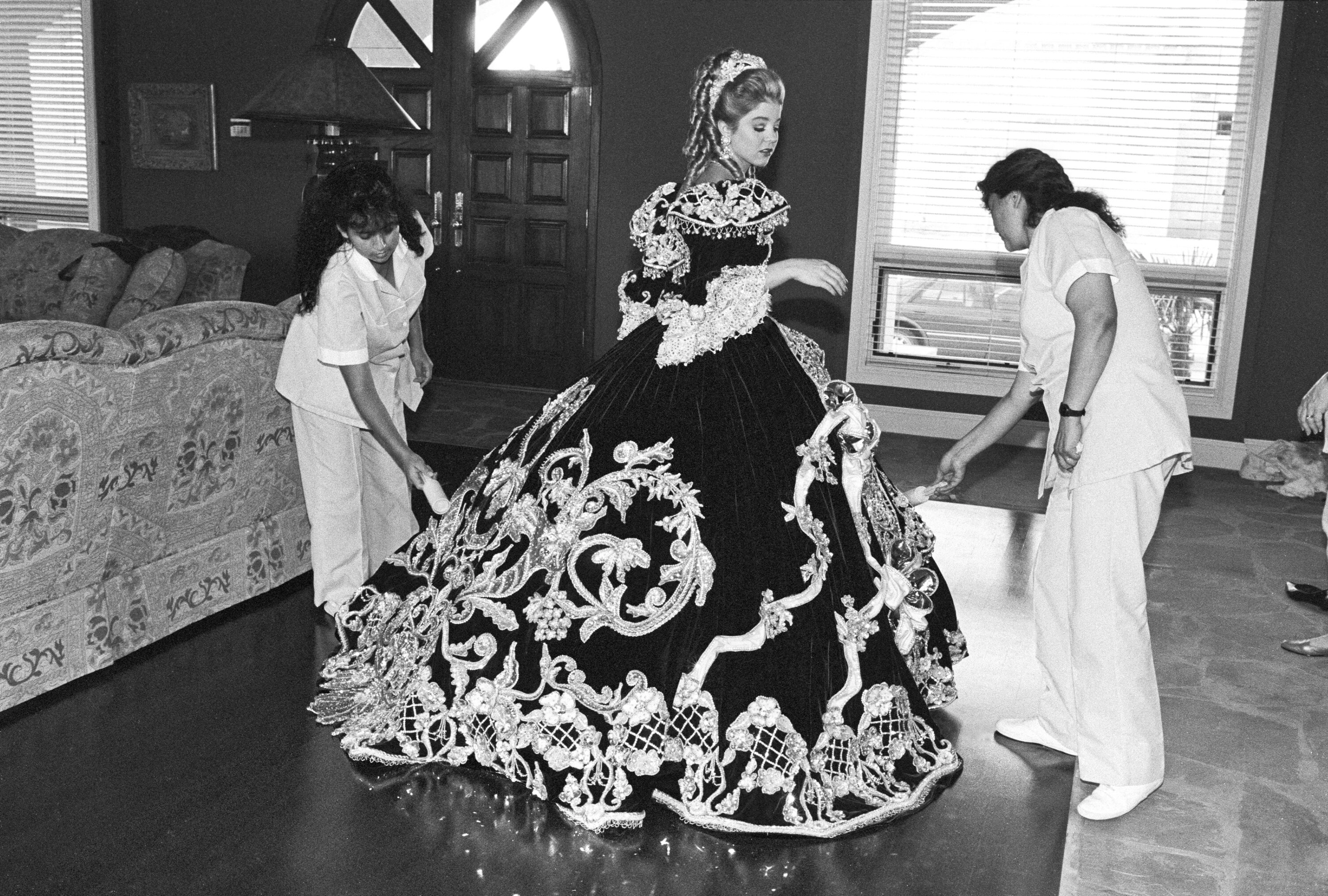 Debutante and Her Maids, Laredo, Texas, 1994